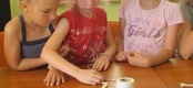 Ilustracja do artykułu: Plecionki – zajęcia plastyczne 21.08.2012 r.