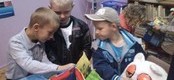 Ilustracja do artykułu: Przedszkolaki  z Dębowa w nowej bibliotece.