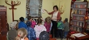 Ilustracja do artykułu:  „Dobre Ludki' w sadkowskiej bibliotece.