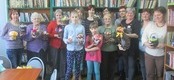 Ilustracja do artykułu: ,,Koszyki wielkanocne z papierowej wikliny w bibliotece'.