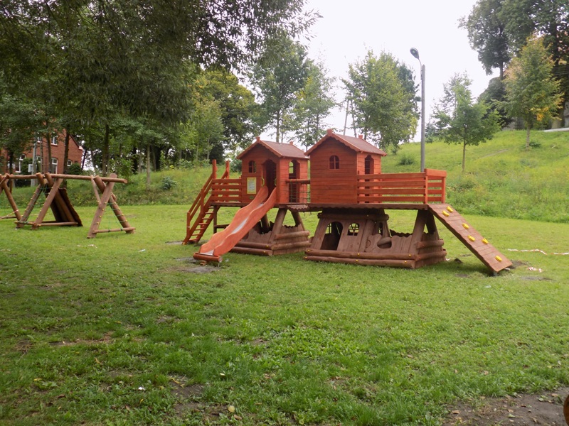 Plac zabaw przy Rokitce, na działce nr 400 w Sadkach