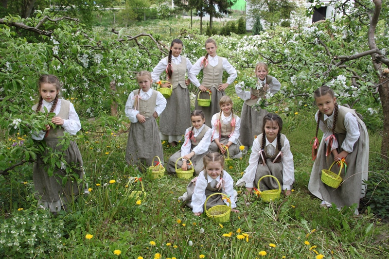 Dziecięcy Zespół Ludowy JABŁONECZKA zdjęcie 1