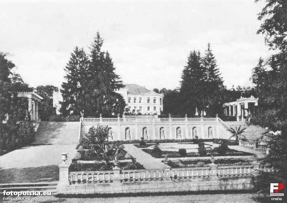 Pałac w Samostrzelu około 1912 roku - Widok na ogród i taras z posągami greckich muz